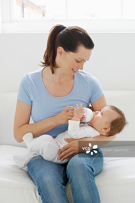 母亲用奶瓶喂宝宝图片素材