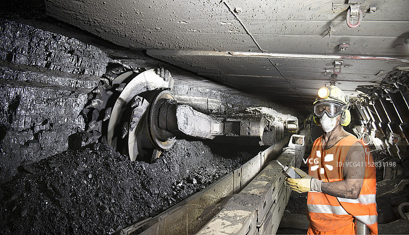 矿工在深部矿井工作面采煤图片素材