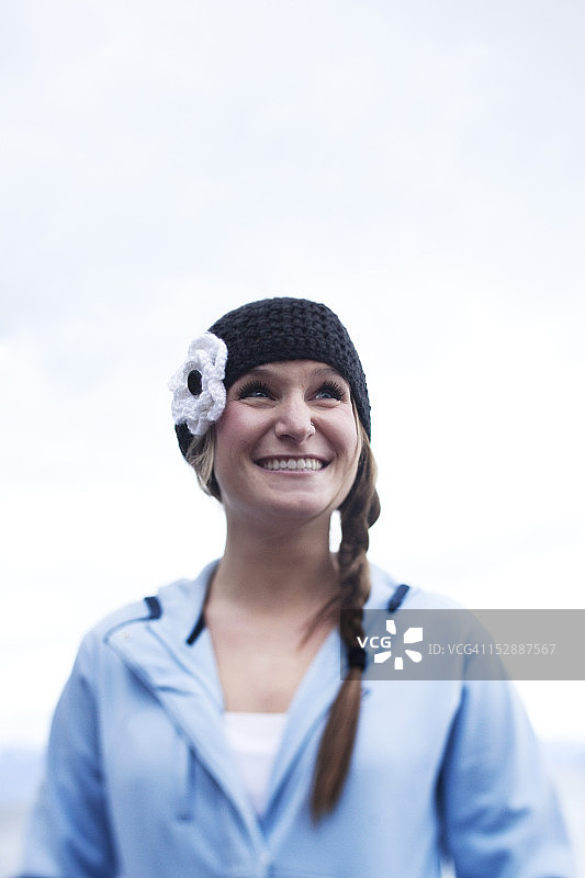 一位美丽的年轻女子微笑着为一幅肖像在爱达荷州。图片素材