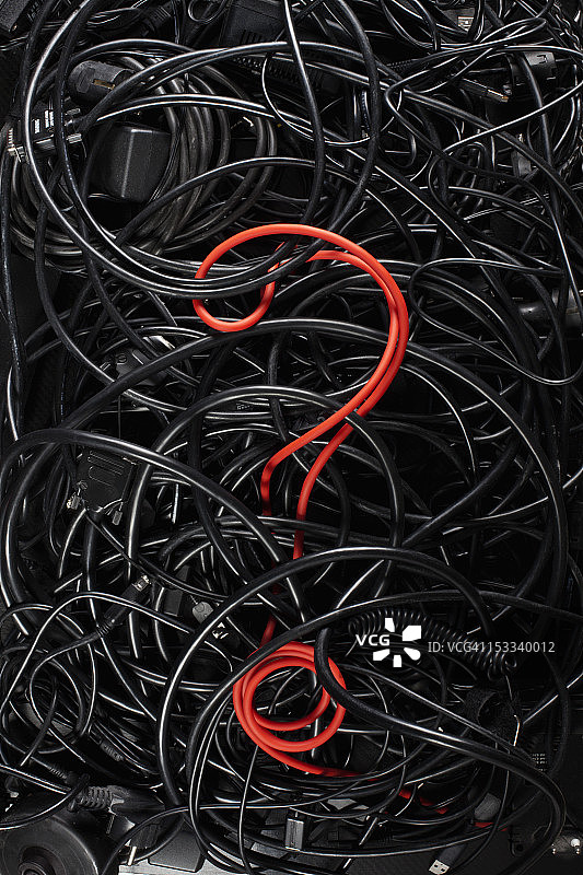 一根红色的问号线在一堆黑色的线和电缆中图片素材