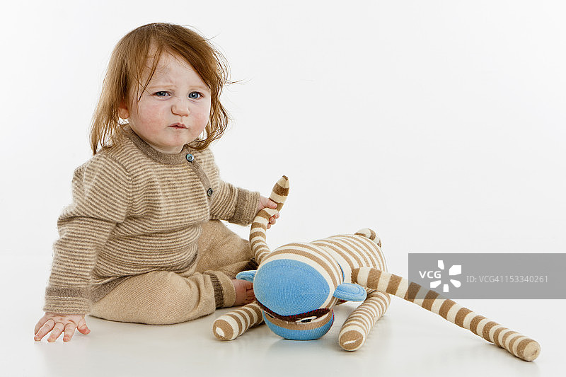 一个抱着毛绒玩具的小女孩图片素材