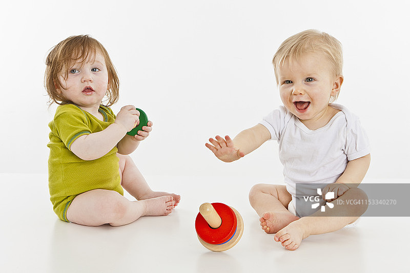 两个婴儿在一起玩耍图片素材