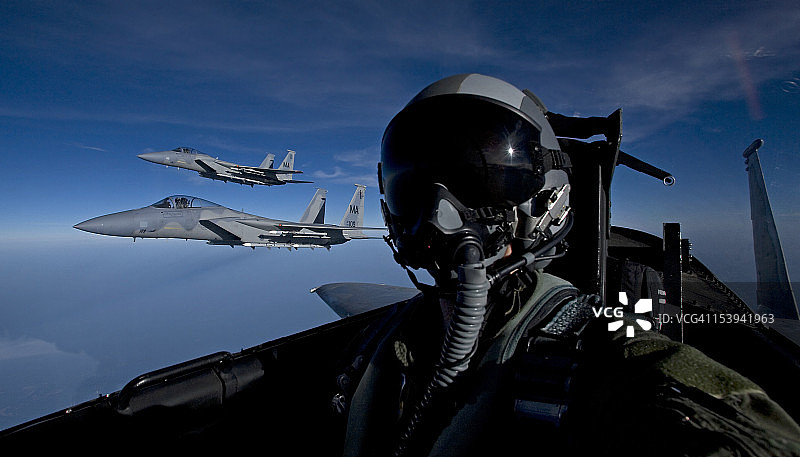 马萨诸塞州空军国民警卫队的三架F-15鹰在新英格兰上空执行训练任务。图片素材