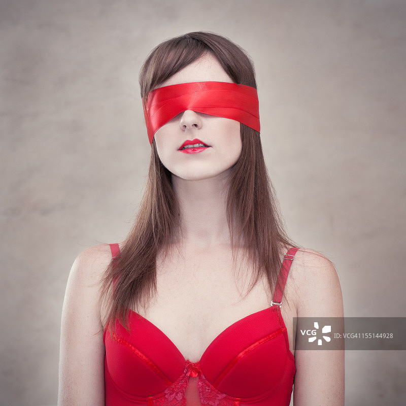性感的女人被蒙上眼睛的图片素材