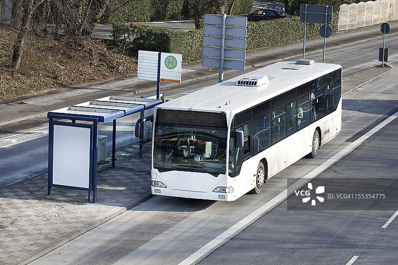 公共服务车辆在公共汽车站图片素材