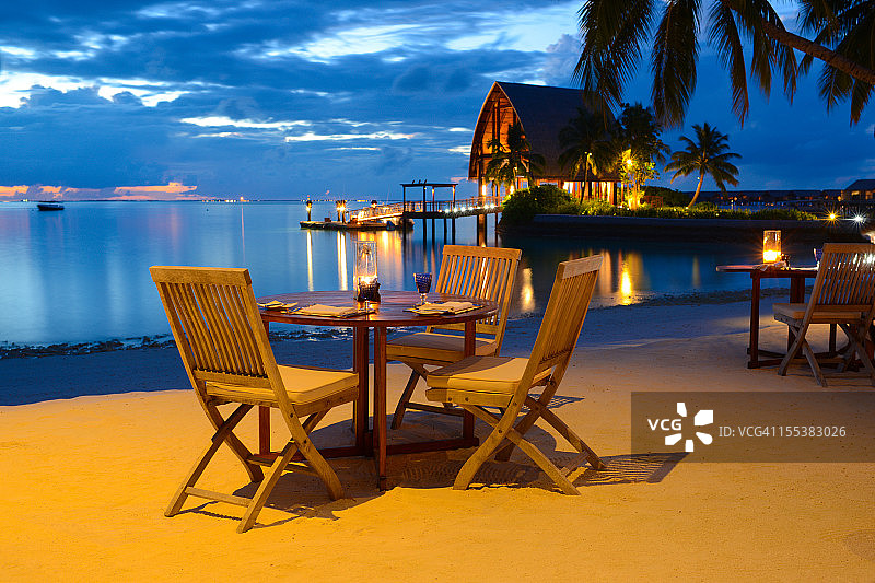 在海边餐厅的浪漫烛光海滩晚餐图片素材
