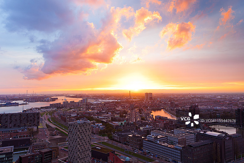 鹿特丹港日落，高架风景图片素材