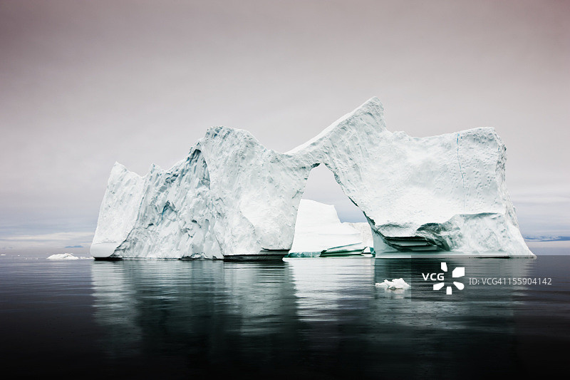 北极冰山与自然拱门西格陵兰岛图片素材
