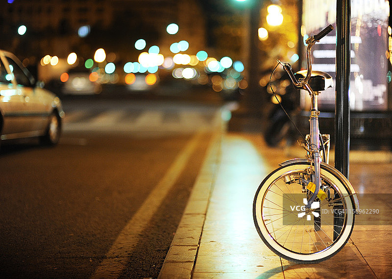 晚上骑自行车图片素材
