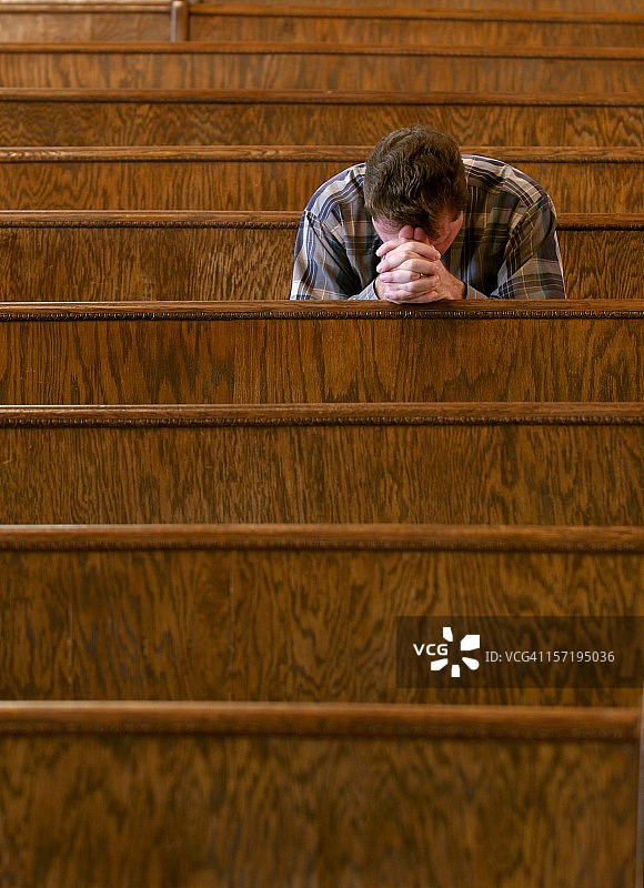 在教堂祈祷图片素材
