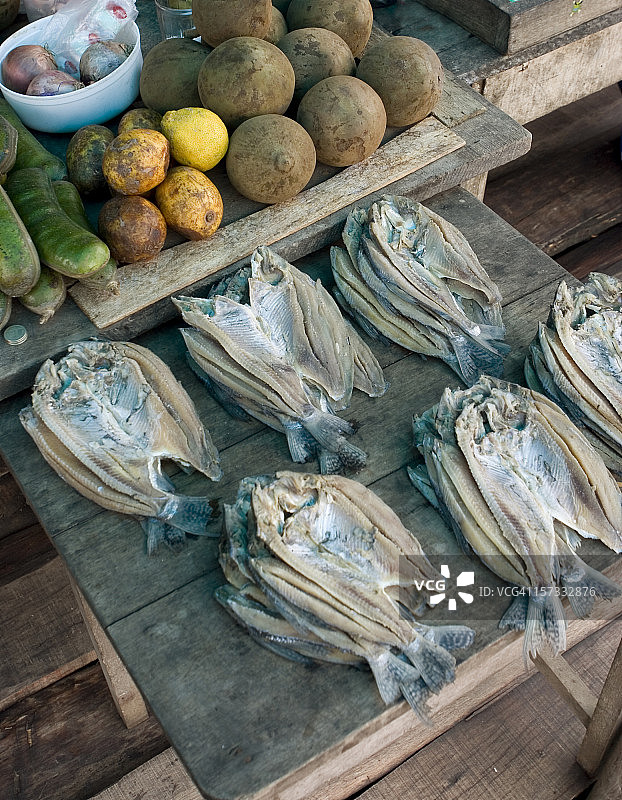 伊基托斯的亚马逊河市场的鱼和水果摊位图片素材