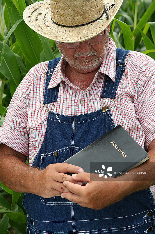 农民与圣经图片素材