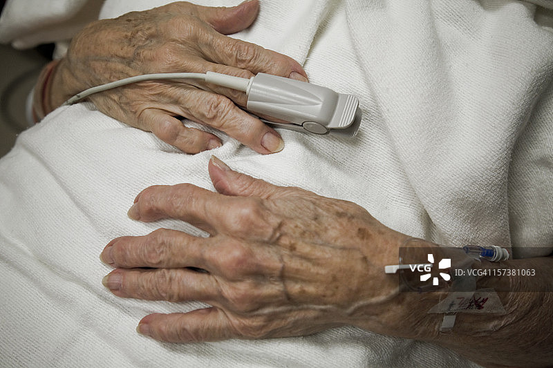 老年妇女手，氧传感器，静脉滴注，急诊室图片素材