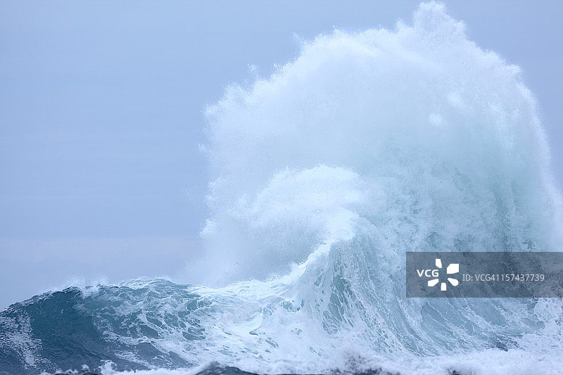 强大的爆炸波与海浪和浪花图片素材