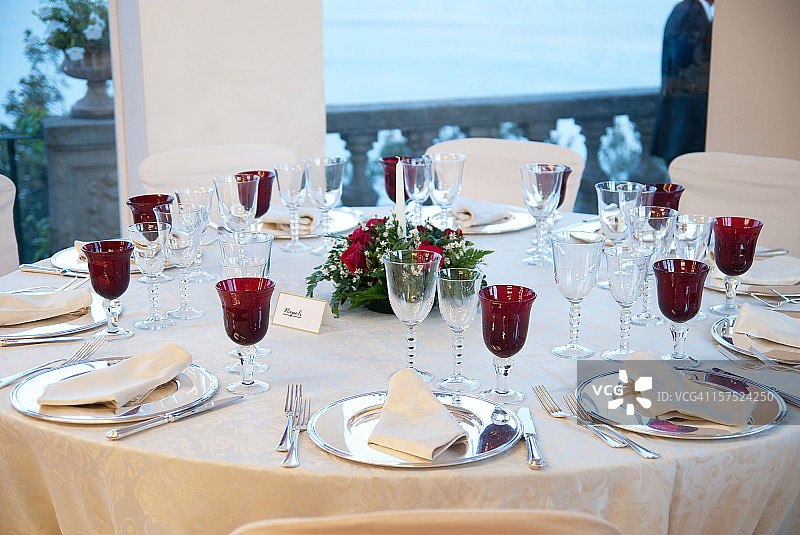 白色婚礼的餐桌装饰图片素材