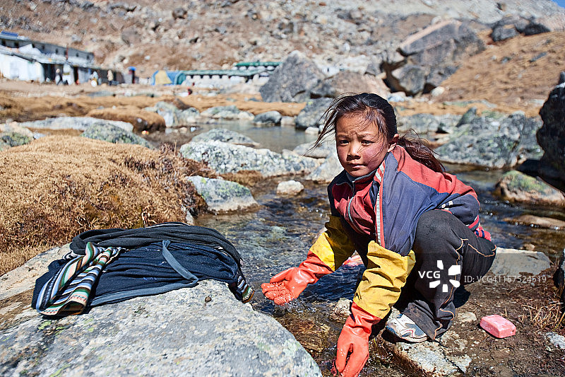 一个尼泊尔女孩在洗衣服图片素材