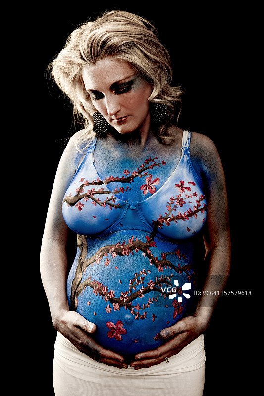 美丽孕妇:樱花身体油漆图片素材