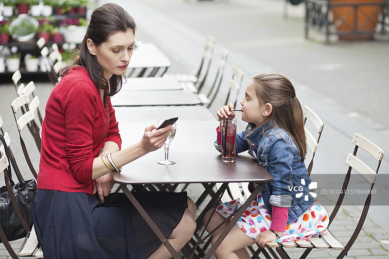 一个女人和她的女儿坐在咖啡馆里图片素材