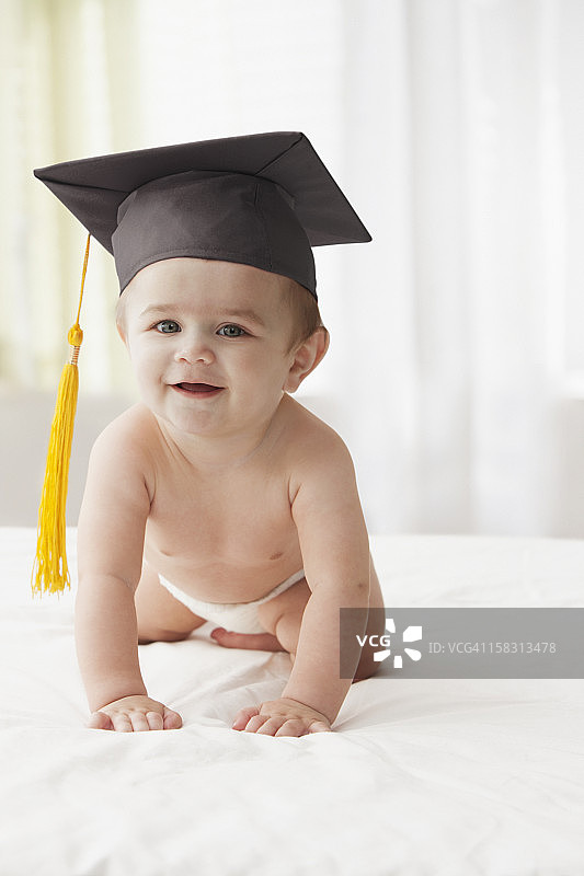 西班牙婴儿戴着毕业帽图片素材