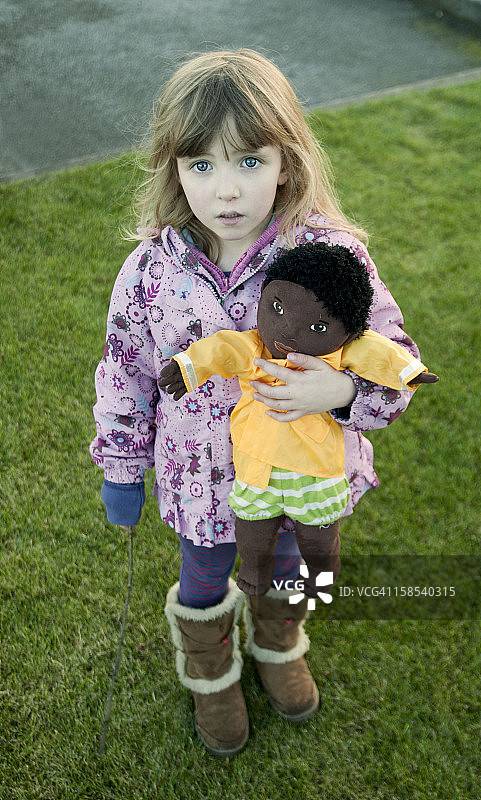 小女孩和洋娃娃在外面图片素材