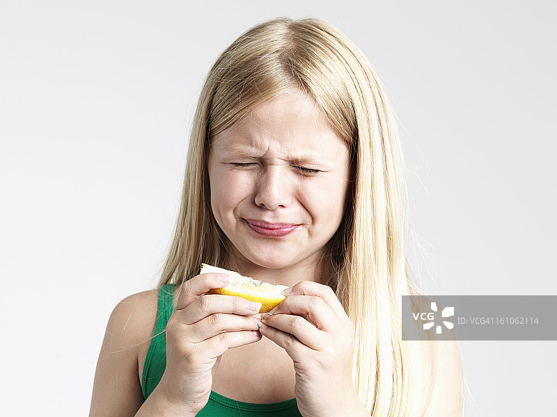 女孩吃柠檬图片素材