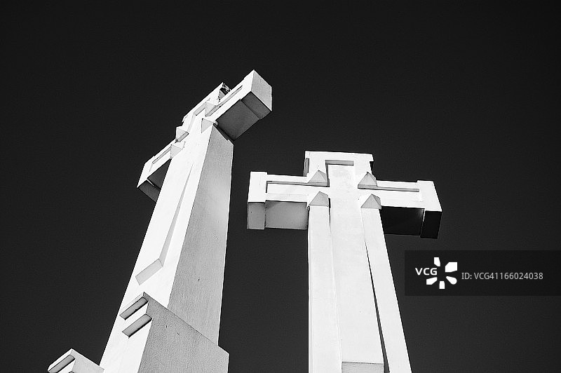 两个白色的十字架图片素材