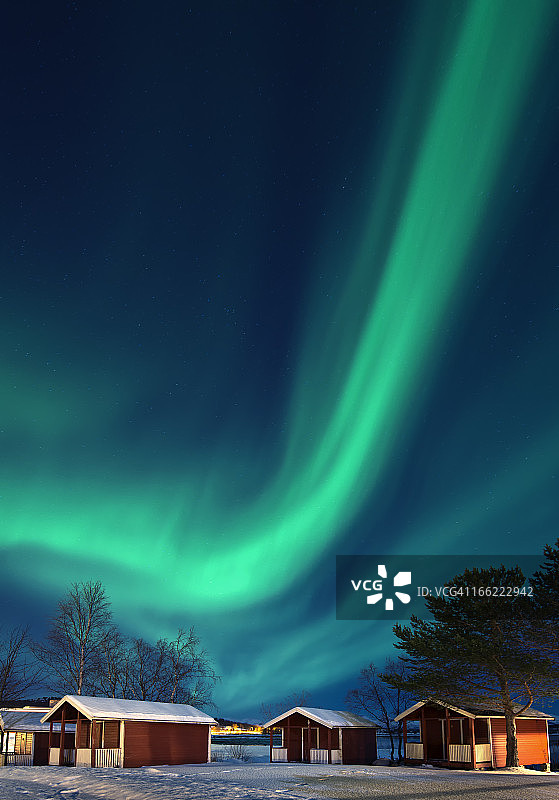 冬天，挪威罗布尔上空的北极光(北极光)图片素材