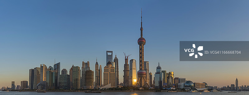 金色的阳光照在上海摩天大楼上，浦东的城市景观尽收眼底图片素材