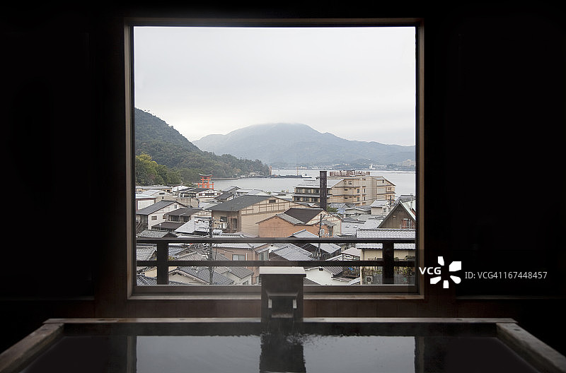 从浴室的窗户可以看到宫岛的大门图片素材