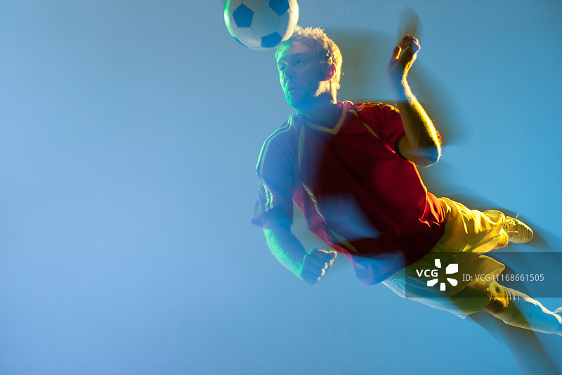 足球运动员头球的模糊视野图片素材