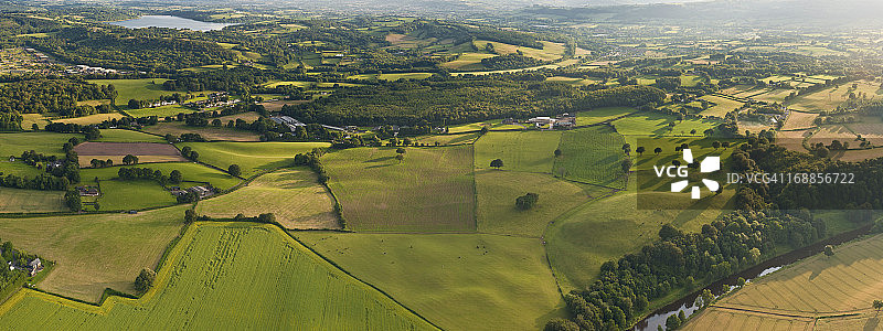 空中全景图拼凑的景观农场的田地图片素材