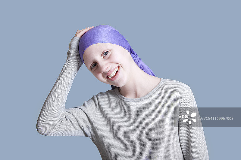 快乐的年轻女孩与癌症在头巾图片素材