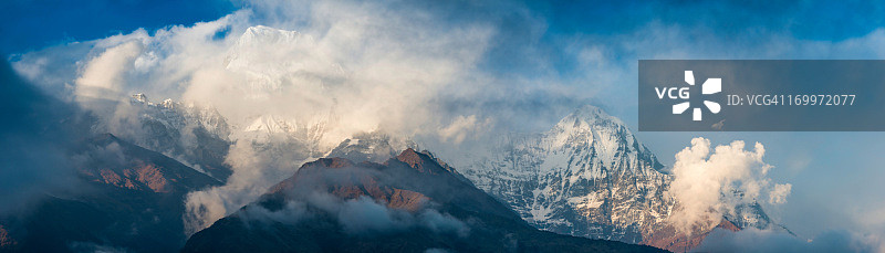 戏剧性的雪山山峰旋转的云全景安娜普纳喜马拉雅山尼泊尔图片素材