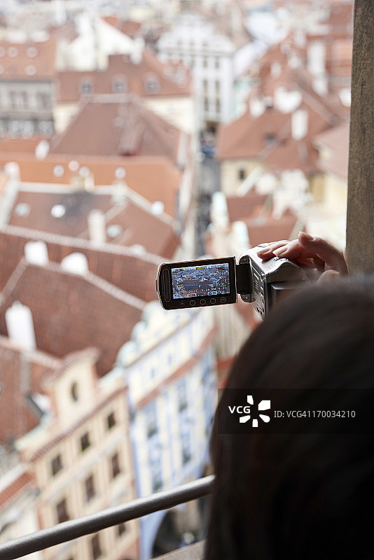 游客拍摄布拉格的屋顶图片素材