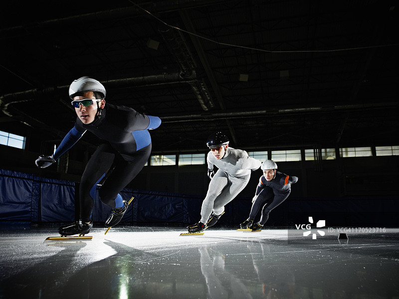 三个短道速滑选手比赛图片素材