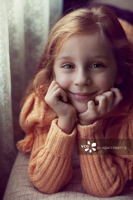 一个微笑的小女孩图片素材