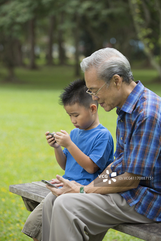 爷爷和孙子在看手机图片素材