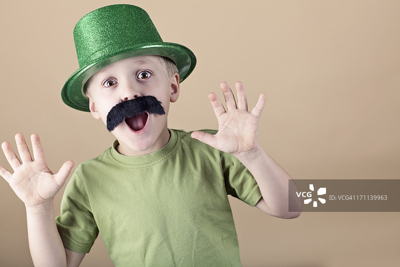 绿帽子和小胡子的男孩图片素材