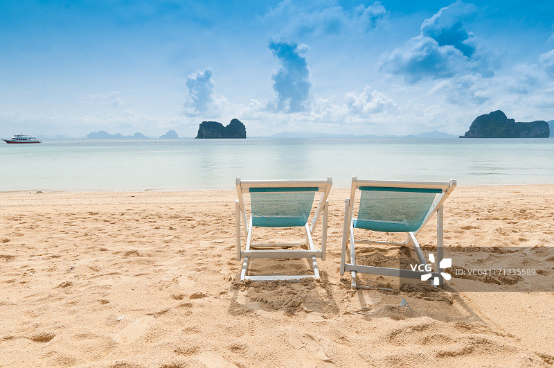 沙滩椅放在完美的热带白色沙滩上图片素材
