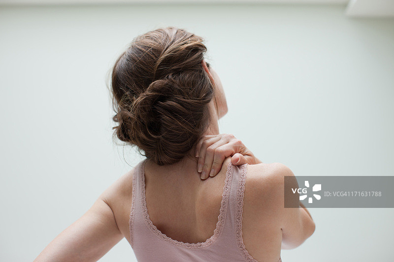 女人按摩背部疼痛图片素材