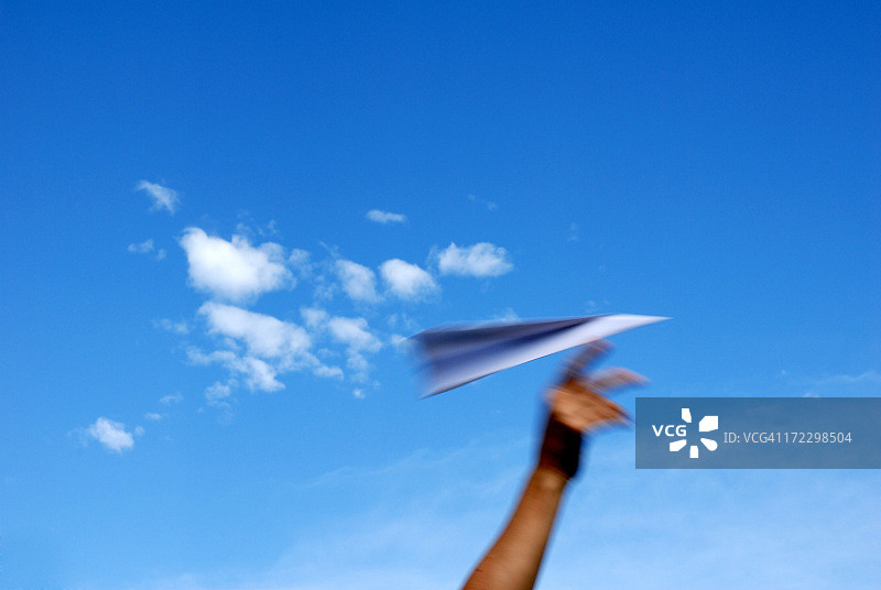 一架纸飞机在天空中翱翔图片素材