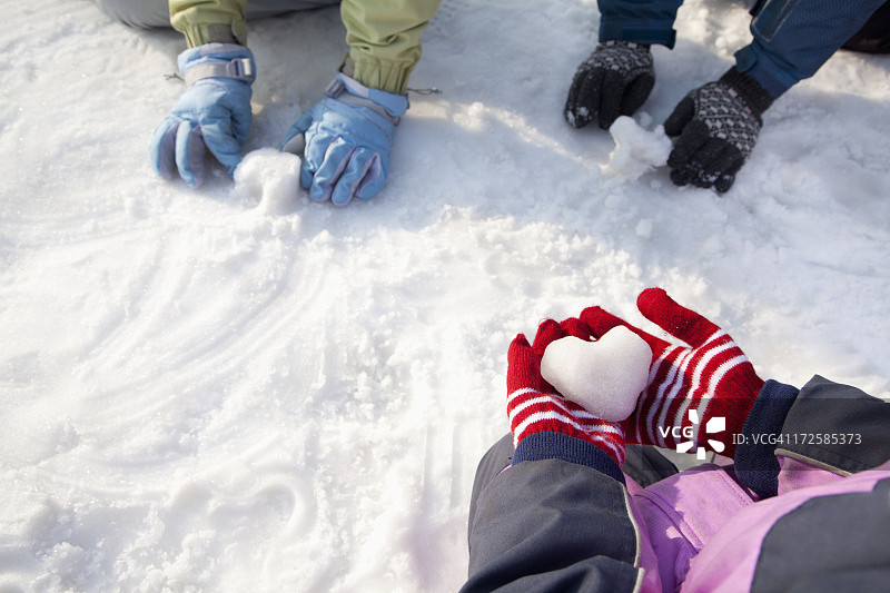 特写的手在冬天的手套在雪中玩图片素材