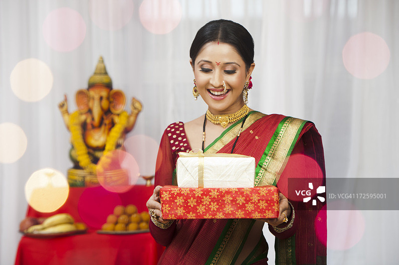 象头神节期间，马哈拉施特拉邦妇女拿着礼物微笑着图片素材
