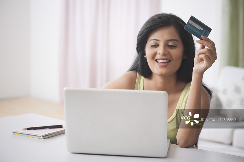 一个女人用笔记本电脑在网上购物图片素材