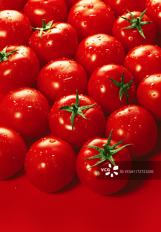 红色的表面上有几个成熟的西红柿图片素材