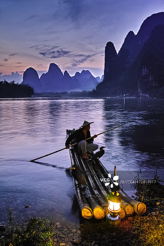 日落漓江上的渔民和鸬鹚图片素材