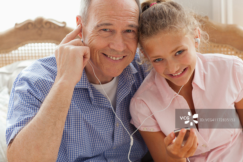 爷爷和孙女分享耳机，听音乐图片素材