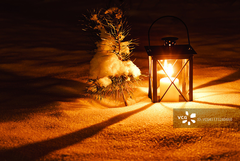 温暖的烛光在灯笼里图片素材