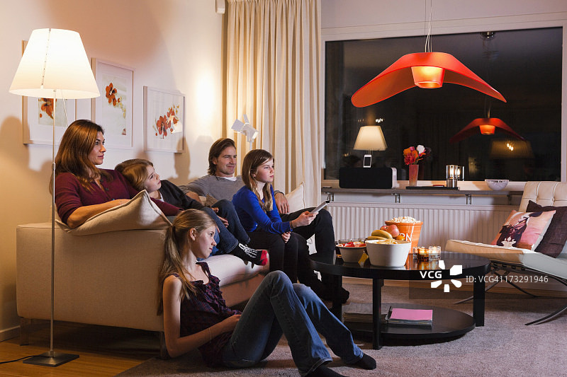 一家人一起在客厅看电视图片素材