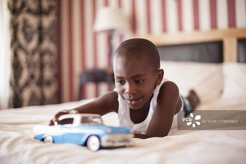 小男孩在玩玩具车，开普敦，南非图片素材